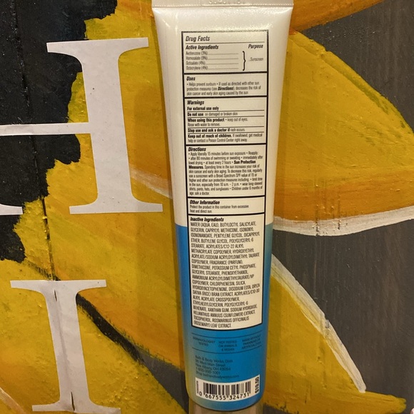 AT THE BEACH🏝️SUNSCREEN BROAD SPECTRUM SPF 20UVA/UVB Protection
Water Resistant - Picture 6 of 9